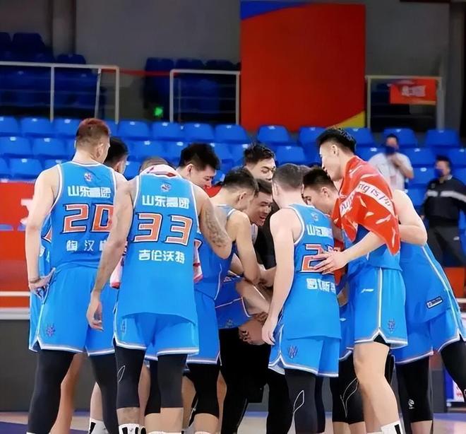 包含清晨突围战来临，山东男篮围绕NBA总决赛复出首秀，话题不断，身体对抗强度拉满的词条