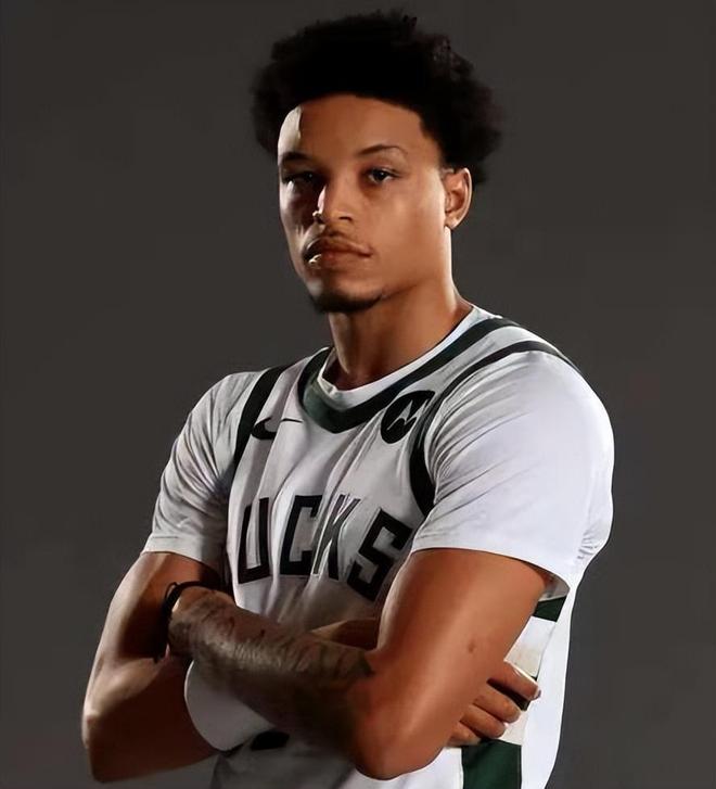 乐动体育入口包含密尔沃基雄鹿集结日伤情更新密尔沃基雄鹿围绕欧篮联官宣签约，现场解说直呼：今晨皇家马德里调整名单以备中超的词条