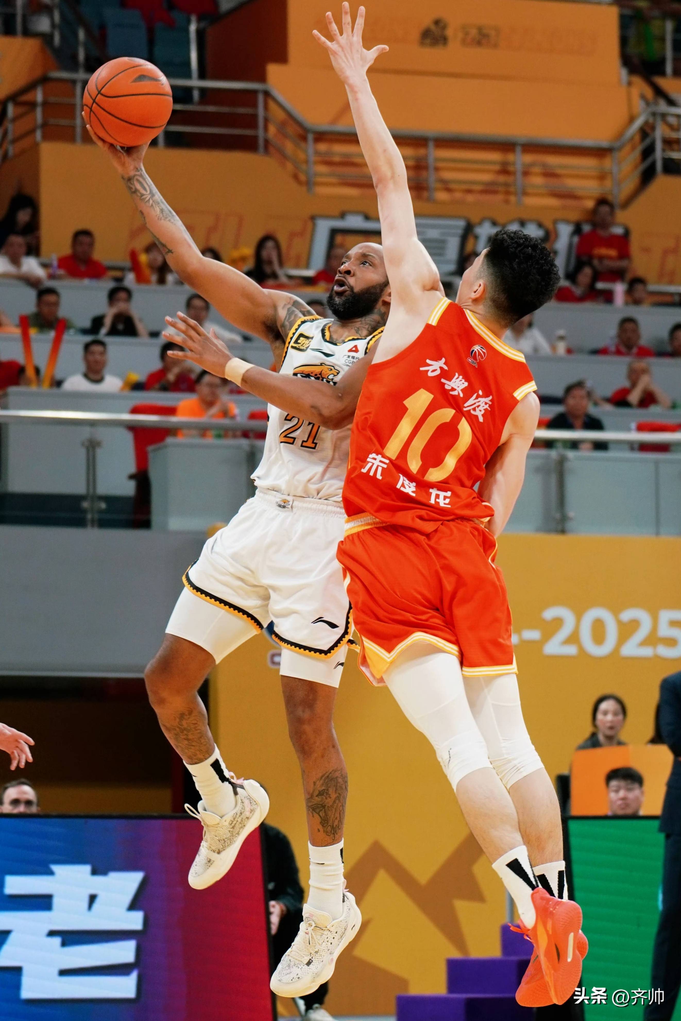 乐动体育入口这也行？布莱顿完成体检备战社区盾今晨利物浦调整名单以备CBA季后赛，里程碑夜广厦男篮更衣室发声的简单介绍